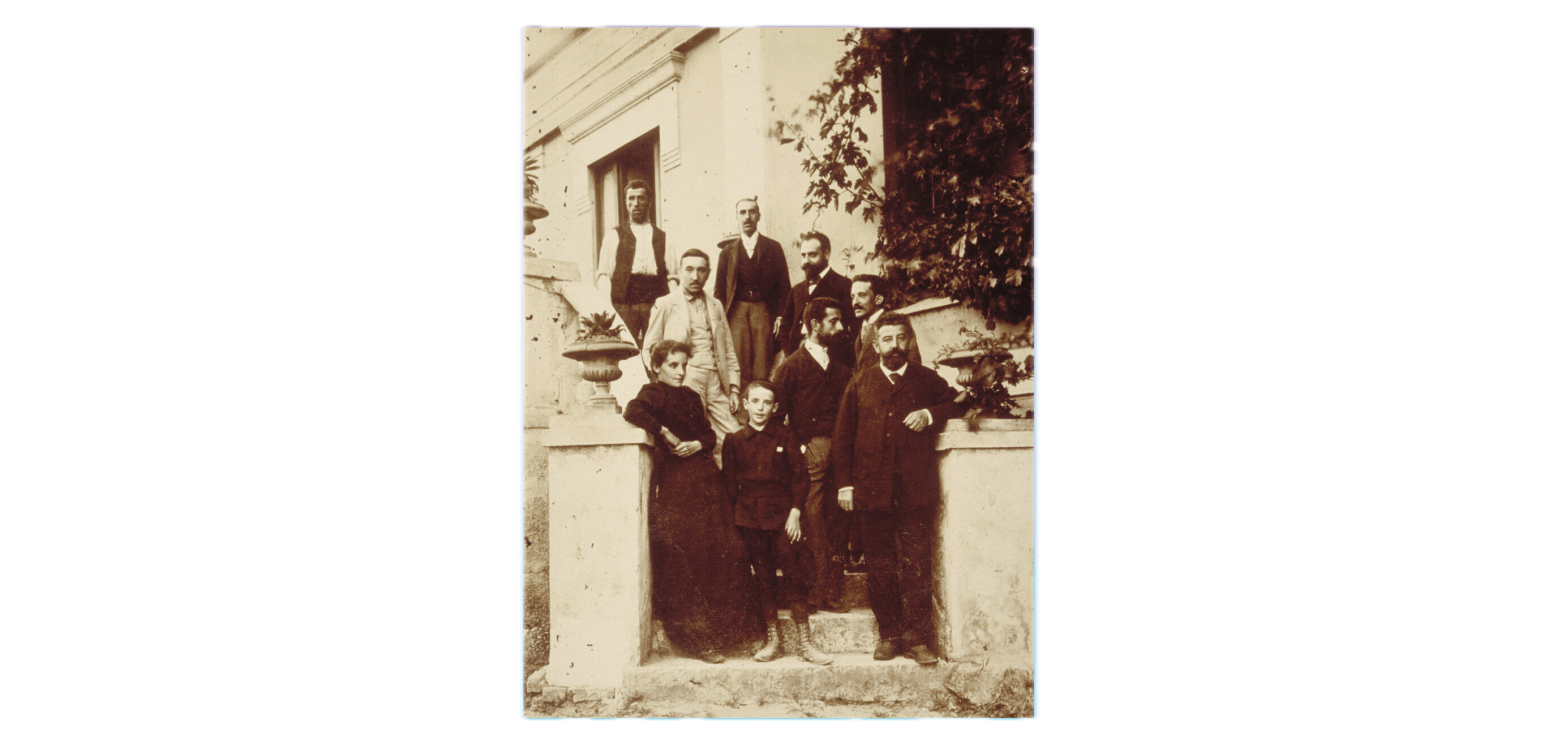 Luisa de la Vega Weter junto a personal de la Estación de Biología Marina de Santander, José Rioja en el medio de la foto, Augusto Gonzalez de Linares en primera fila en la escalera y el niño Antonio González de Linares y Vega.